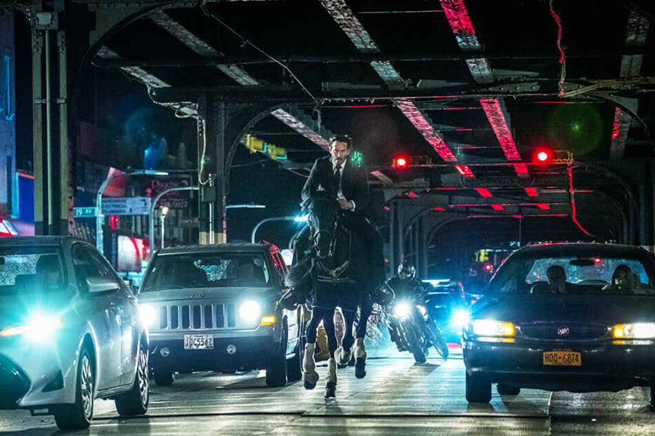 Verrückt: John Wick (Keanu Reeves) reitet auf einem Pferd durch Brooklyn!