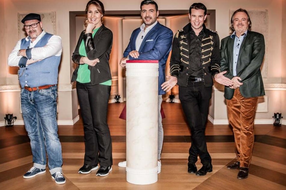 Das sind Moderator Sükrü Pehlivan (45, M.) und seine "Superhändler" (v.l.n.r.): Markus Siepmann (53), Manuela Schikorsky (58), Antoine Richard (39) und Thomas Käfer (56).
