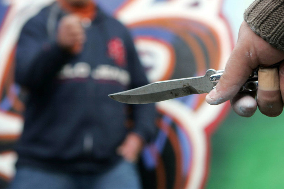 Als der 19-Jährige am Boden lag, wurde er von einem der Täter mit einem Messer verletzt. (Symbolbild)