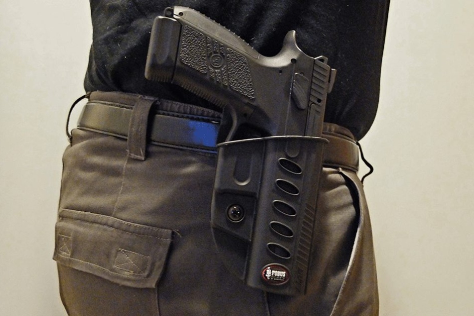 Einer der angeblichen Kriminalpolizeien soll mit einer Pistole bewaffnet gewesen sein (Symbolbild).