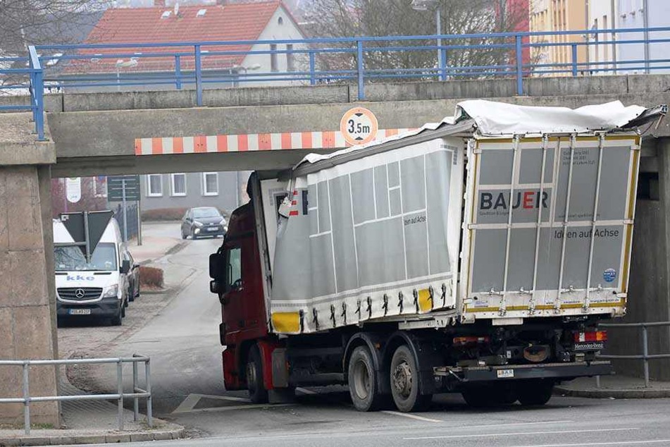 3,50 Meter waren für den Lkw sichtlich zu niedrig.