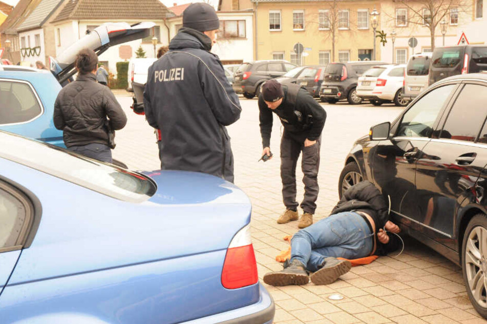 Zugriff in Bad Düben: Zivilfahnder haben auf dem Paradeplatz die Einbrecher geschnappt, die mit den gestohlenen Autos unterwegs waren.