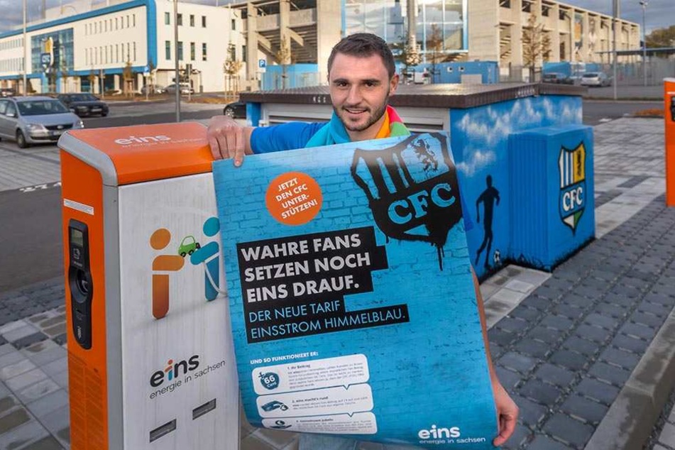 „Saft“ in Himmelblau: CFC-Kapitän Kevin Conrad (26) an
einer neuen E-Ladesäule vor dem Stadion. Er zeigt ein Plakat zum neuen CFC-Fantarif.