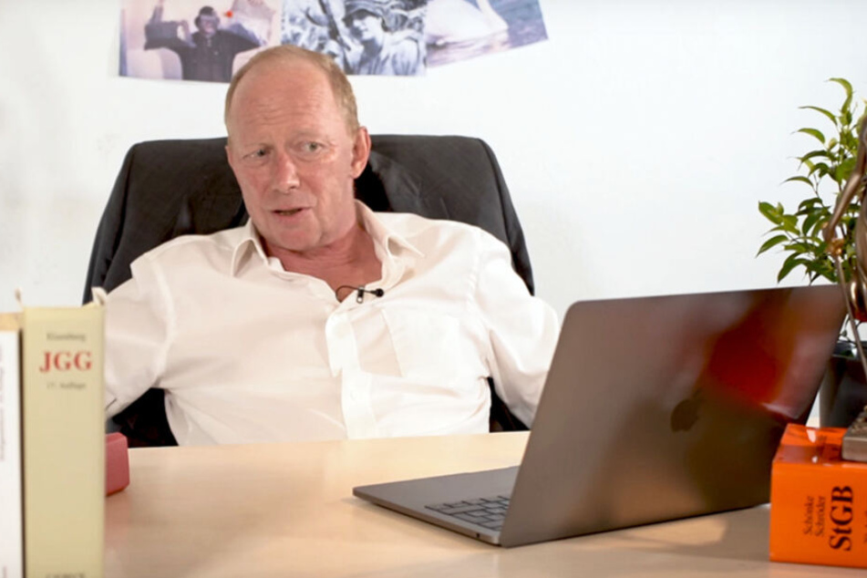 Richter Andreas Müller sieht sich in der Sendung Videos mit Gzuz auf einem Laptop an.