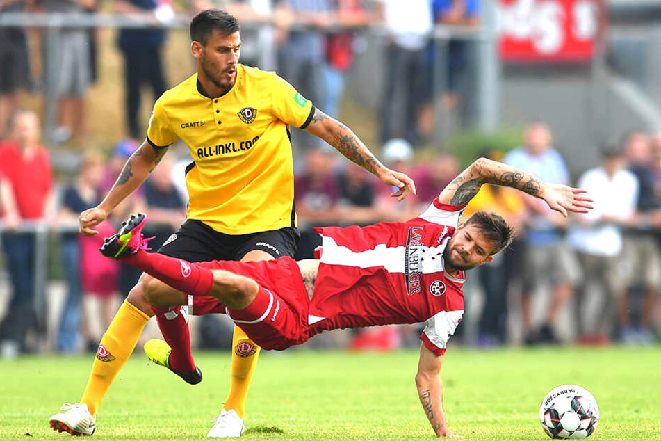 Lukas Spalvis (Kaiserslautern), dahinter Dario Dumic (Dresden) beim Testspiel, das 1:2 für die Roten Teufel endete.