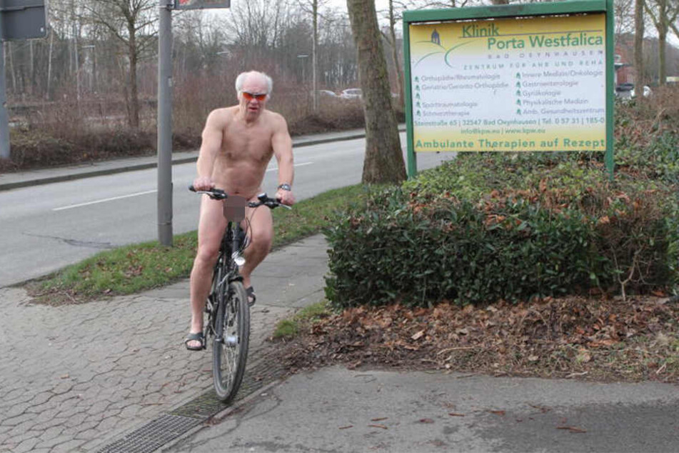Besonders gerne radelt Ernie nackt durch die Gegend.