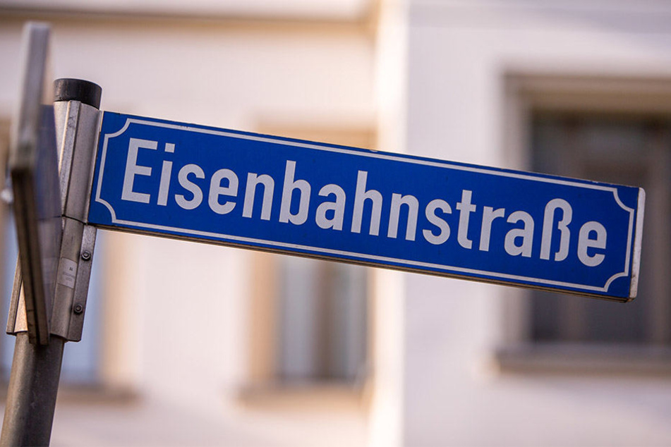 Der 21-Jährige war auf der Eisenbahnstraße unterwegs, als er plötzlich angegriffen wurde!