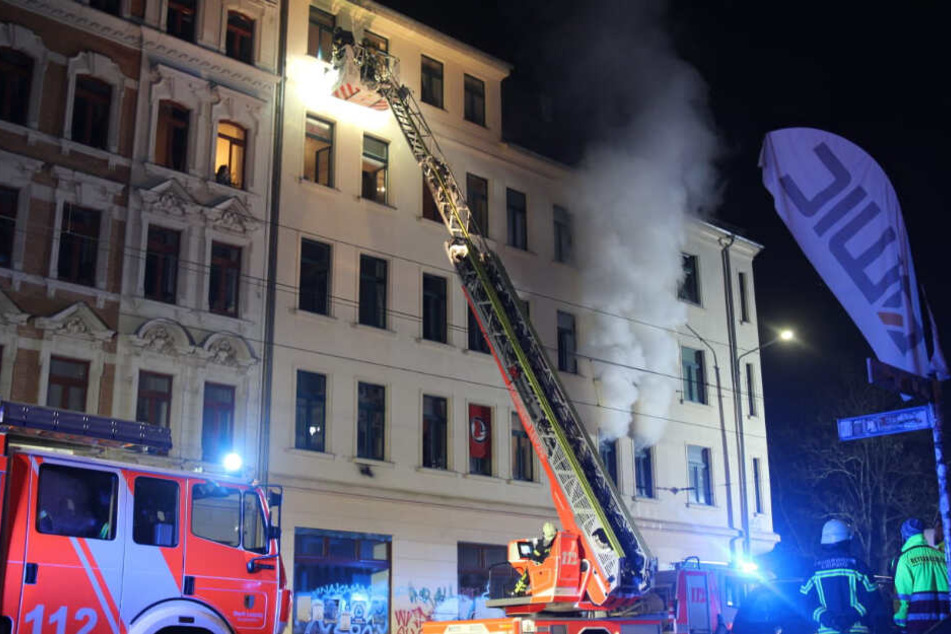 Einsatzkräfte der Feuerwehr bei der Evakuierung der Hausbewohner.