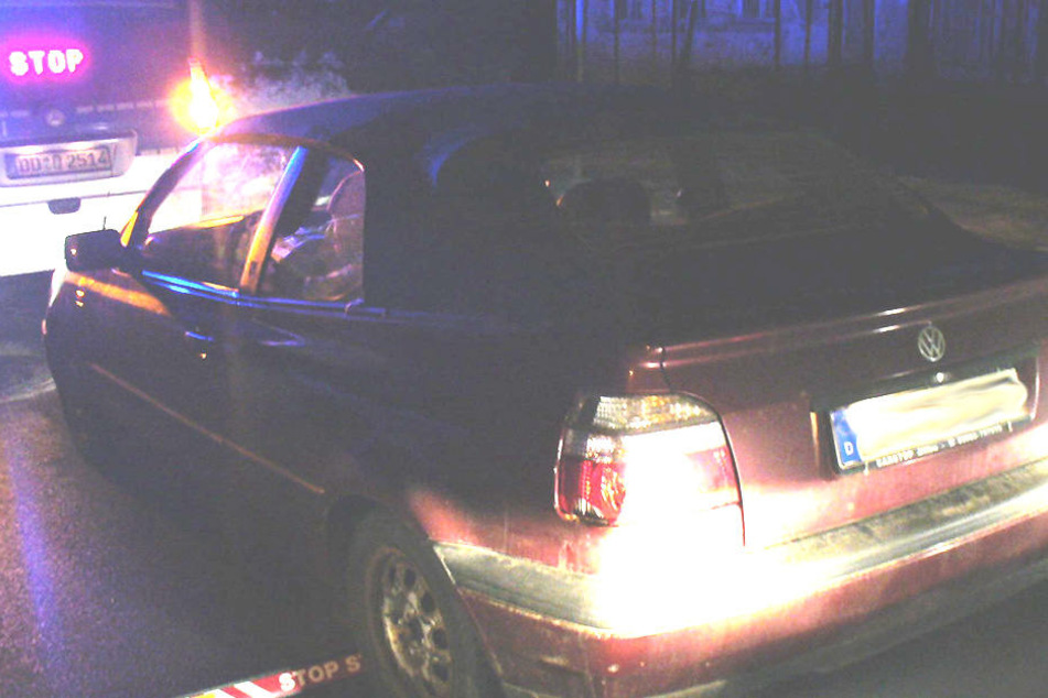 In Seifhennersdorf mussten Beamten bei diesem Golf Cabrio eine Autoscheibe einschlagen. Der Fahrer hatte sein Auto bei der Kontrolle verriegelt.