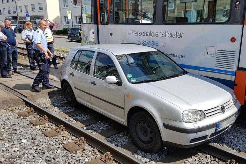 Der VW-Fahrer wollte abbiegen und übersah dabei die Stadtbahn.