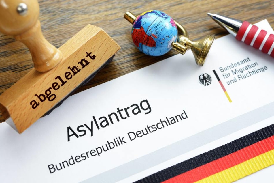 Die Klagen abgelehnter oder nicht voll anerkannter Asylbewerber stapeln sich.
