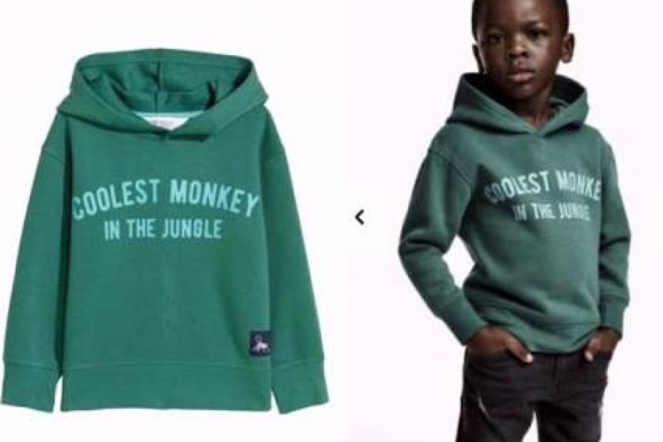 Mit diesem Pullover sorgte H&M für einen weltweiten Skandal.