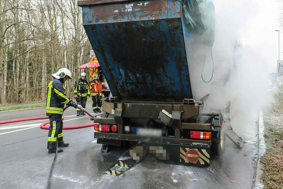 Der Anhänger fing auf der Auer Straße plötzlich Feuer.