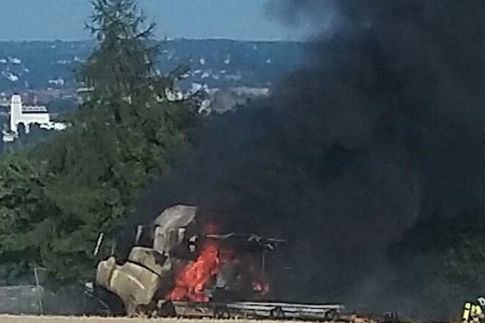 Der Mähdrescher in Flammen.