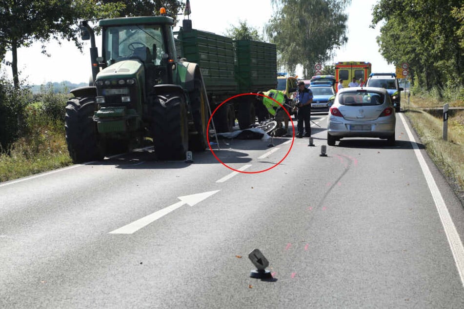 Der Biker wurde bei Großenhain unter das Traktorgespann geschleudert, überrollt und dabei tödlich verletzt.