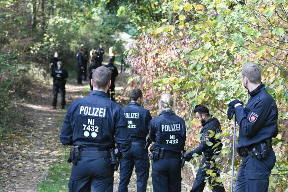 Die Bereitschaftspolizei suchte den Elbe-Seiten-Kanal bei Neu Sülbeck nach weiteren Hinweisen ab.