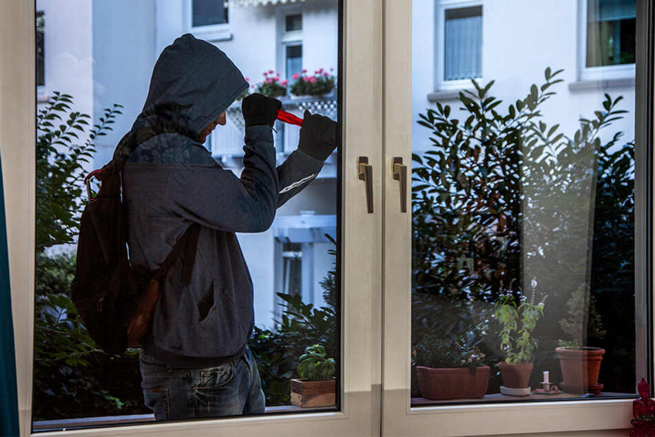 Über das Fenster vom Reihenhaus hatten die Diebe direkten Zugang zum Wohnzimmer (Symbolbild).
