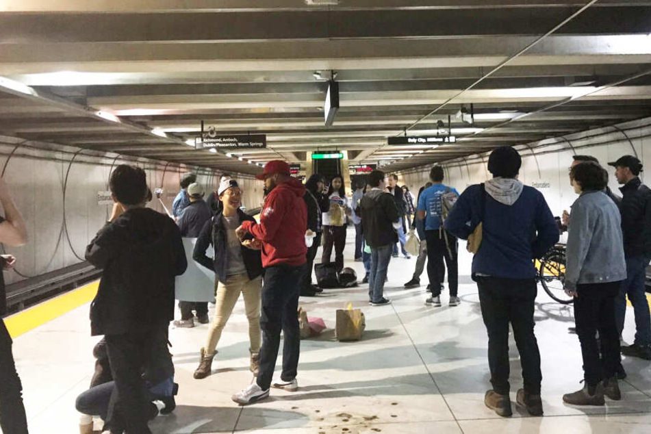 Rund 30 Menschen sollen friedlich protestiert haben.
