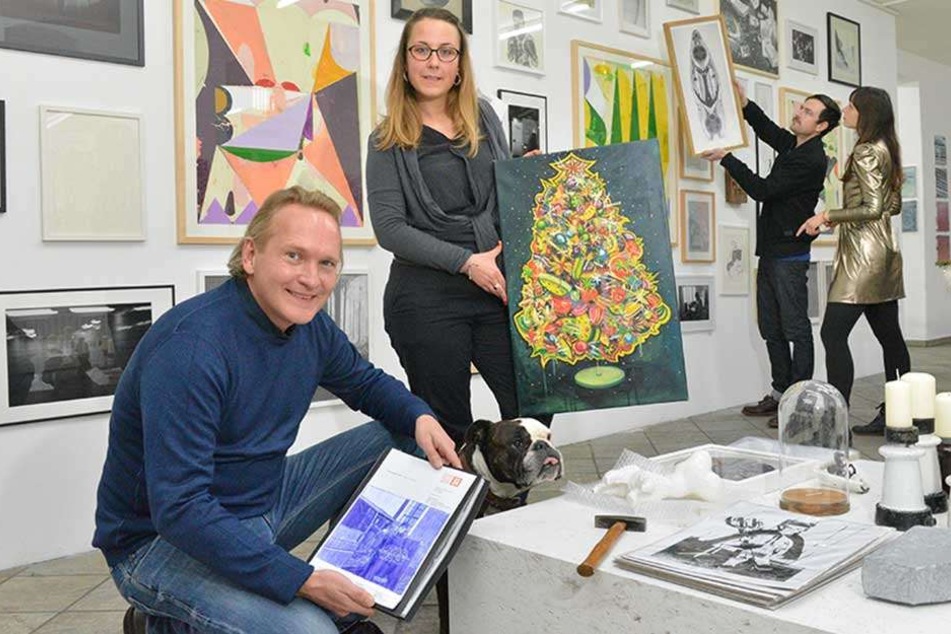 2017 fand der Weihnachtsmarkt noch in der Gutschmidstraße im Hechtviertel statt. Galerist Jens Heinrich Zander und Malerin Victoria Graf (32) präsentierten einige Kunstwerke.