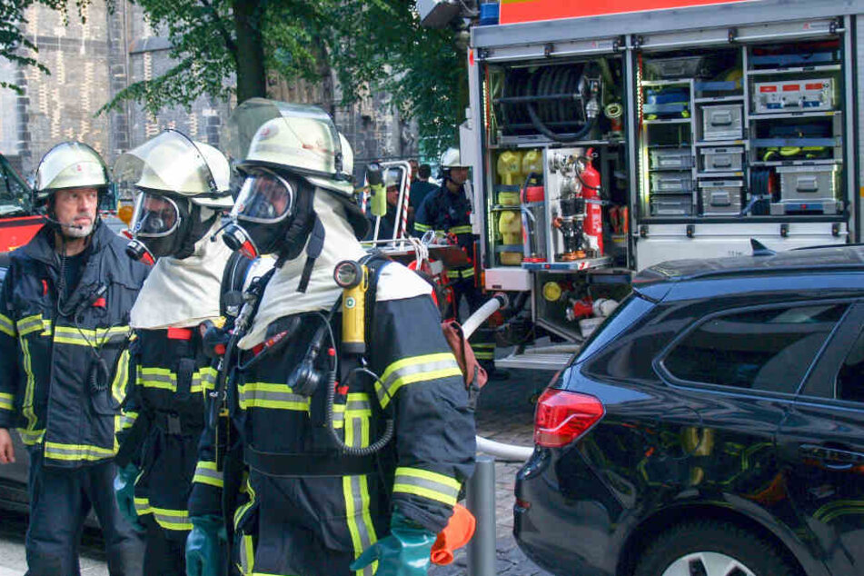 Mit Spezialausrüstung gingen die Feuerwehrleute in das Gebäude.