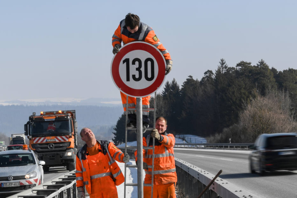 Straßenwärter Tobias Schäuble montiert an der Autobahn A81 am Hegaublick ein Schild mit der Aufschrift "130"