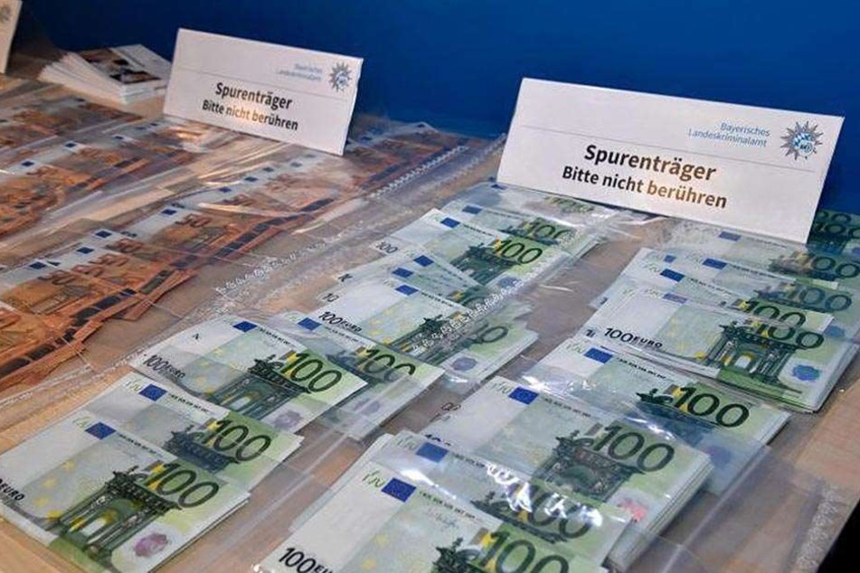 500 falsche 100-Euro-Scheine und 1000 gefälschte 50-Euro-Scheine wurden sichergestellt.