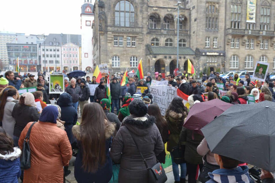 Rund 200 Kurden demonstrierten am Samstag auf dem Neumarkt gegen den türkischen Angriff auf die kurdische Region Afrin in Nordsyrien.