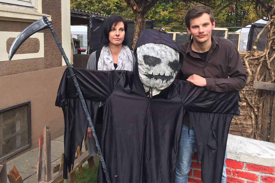 Gaby Bitter und ihr Sohn Kevin (24) verwandeln ihr Haus jedes Jahr in eine Gruselstätte.