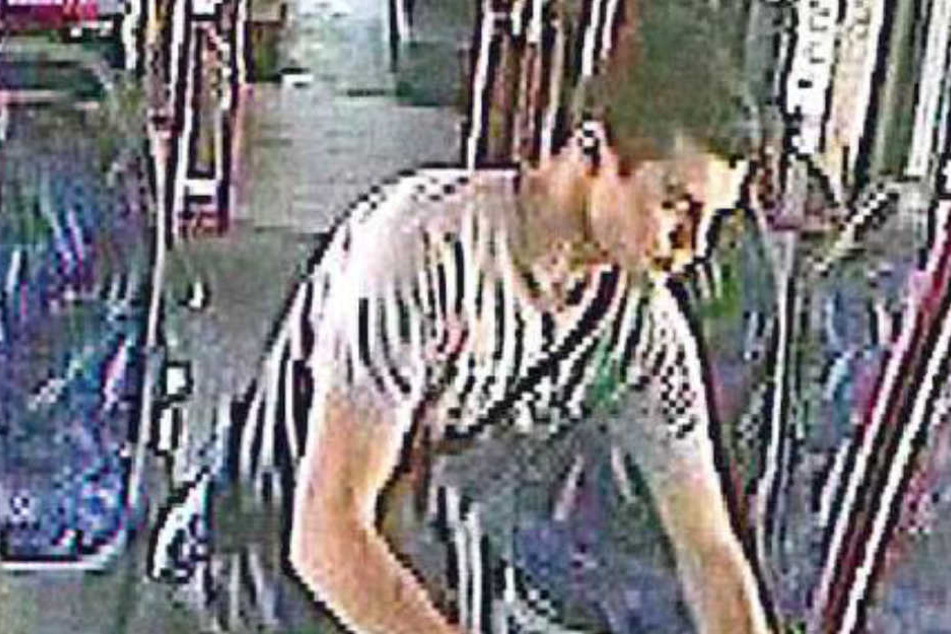 Diesen jungen Mann sucht die Polizei wegen Diebstahls.