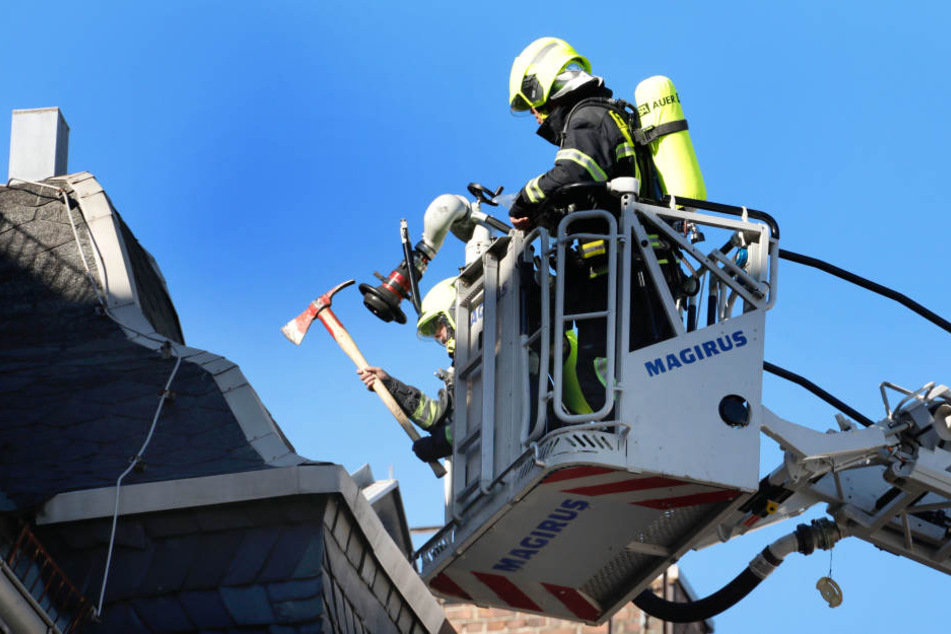 Die Feuerwehr untersucht das Dach.