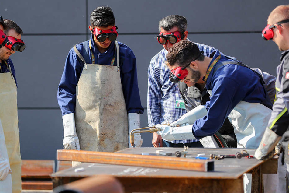 Je nach Herkunftsland und Aufenthaltstitel dürfen Flüchtlinge erst nach Monaten in Deutschland arbeiten.