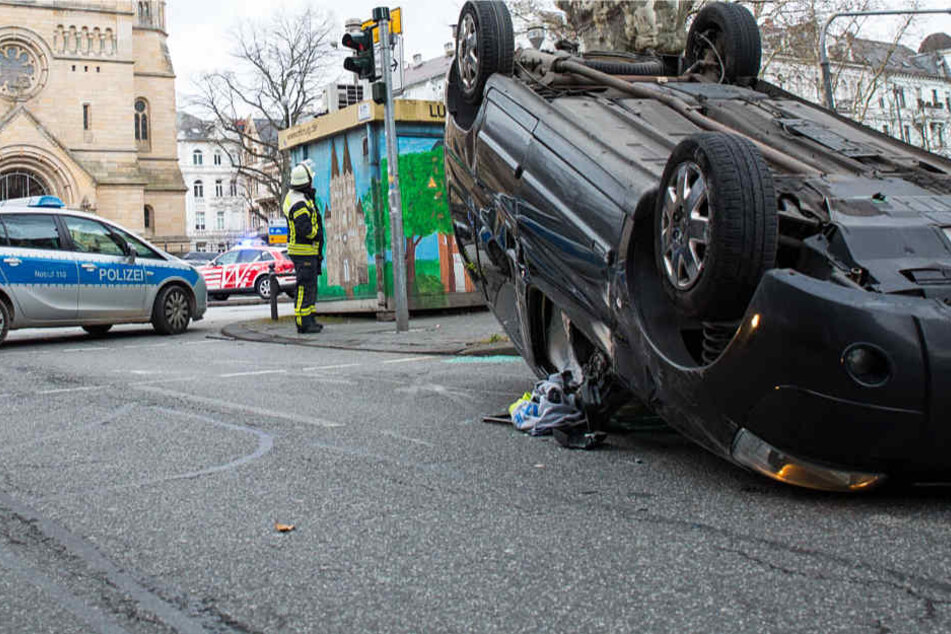Das Auto eines jungen Mannes überschlug sich und blieb auf dem Dach liegen.
