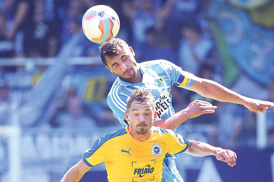 So muss es sein! CFC-Kapitän Kevin Conrad springt höher als Kevin Freiberger und köpft den Ball weg.