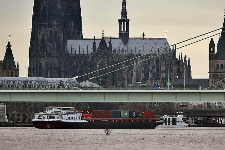 Der Rheinpegel in Köln stand am Dienstag bei etwa 7,22 Meter.
