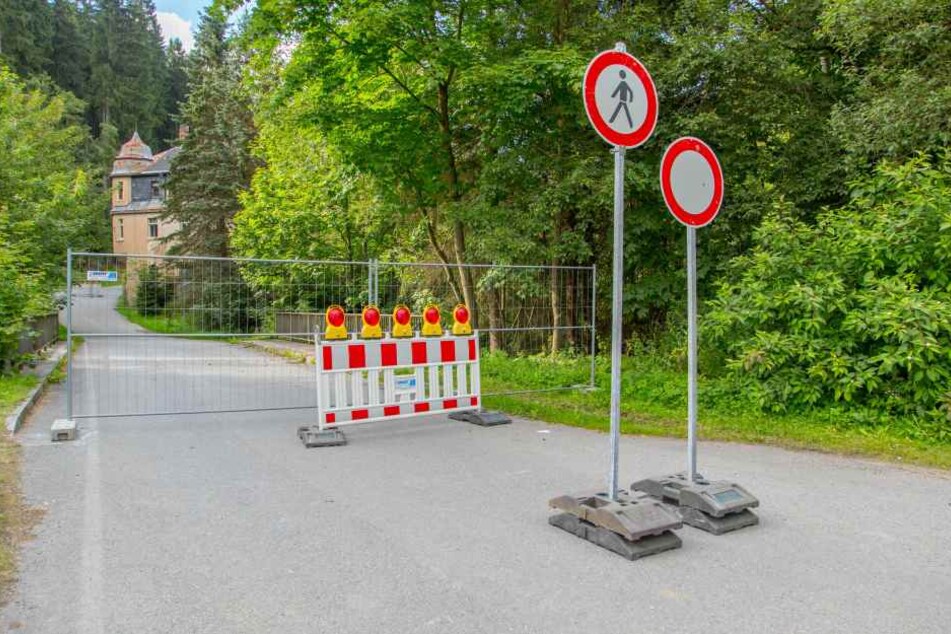 Aus Sicherheitsgründen musste jetzt die Straße vor der Mühle gesperrt werden.