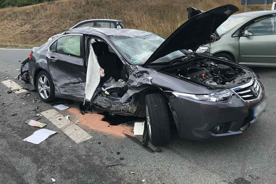 Der Honda wurde bei dem Crash stark demoliert.