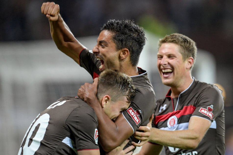Richard Neudecker (links) erlöste den FC St. Pauli mit dem ersten Treffer. Sami Allagui (MItte) und Daniel Bulballa (rechts) feiern das Tor.