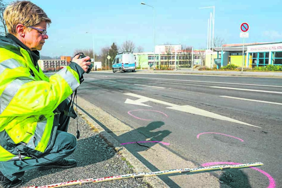 Die Polizei untersuchte die Spuren am Tatort in Bautzen. Eine Woche, nachdem hier eine Rentnerin (77) umgefahren wurde, konnte der geflüchtete Fahrer (82) geschnappt werden.