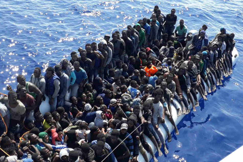 Afrikanische Migranten vor der Küste Libyens.