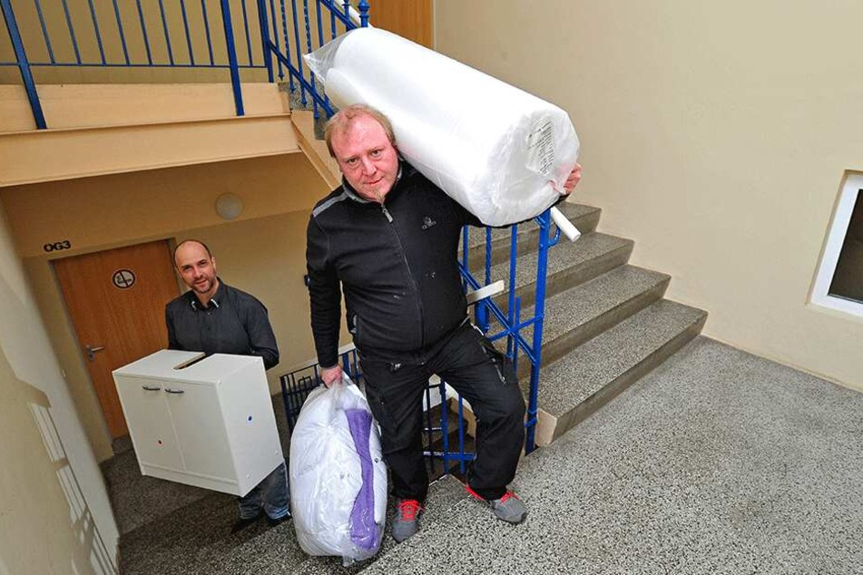 Jens Zückmantel (58) und Marcus Nieher (38, h.) suchen Helfer, um das Obdachlosenheim aufzumöbeln.