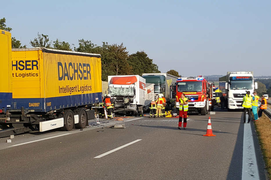 Drei Lkw sind auf der A4 zwischen Salzenforst und Uhyst ineinander gekracht.