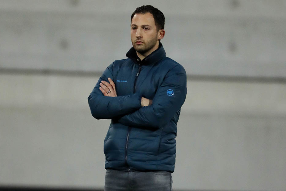 Trainer Domenico
Tedesco zeigte
während der 90
Minuten trotz aller
Spannung Ruhe,
brüllte nicht, hampelte
nicht wild
gestikulierend
herum.