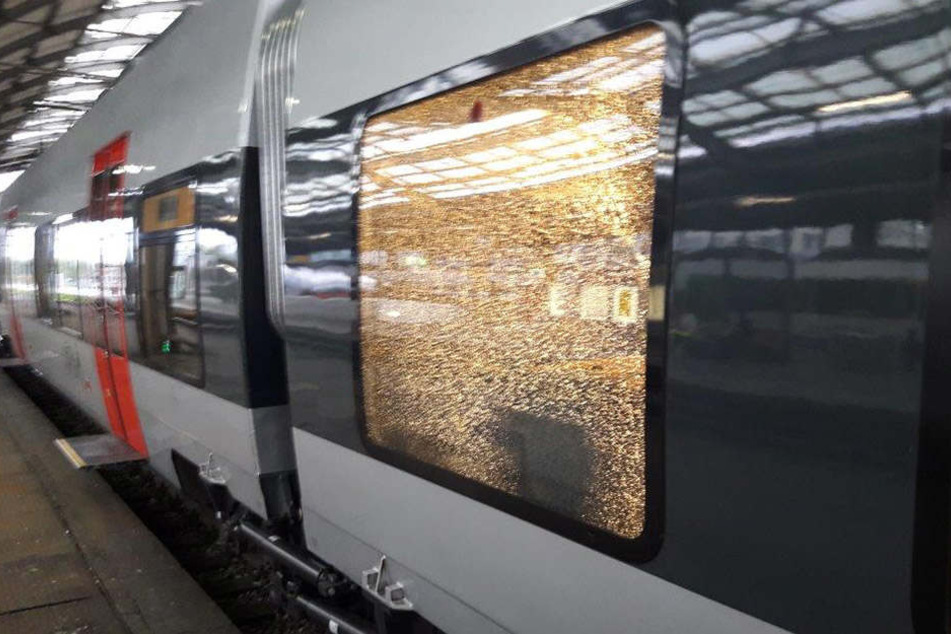 Durch den Aufprall der Wurfgeschosse zersplitterte die Scheibe komplett.