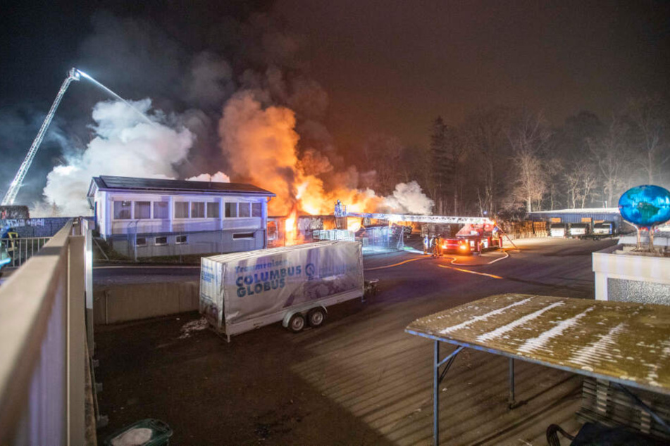 Die Lagerhalle des Globus-Herstellers brennt lichterloh.