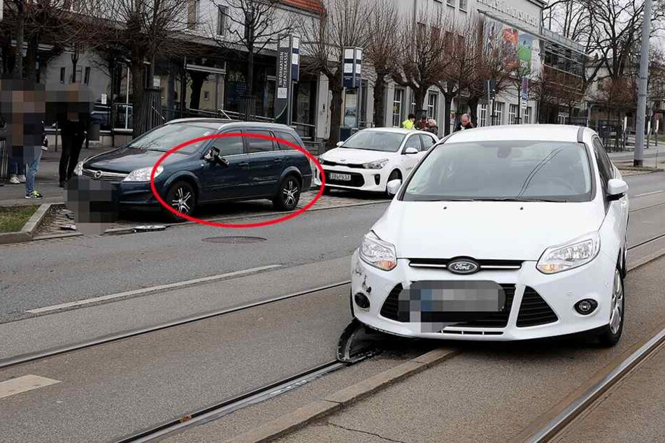 Vorne rechts der beschädigte Ford, links hinten der demolierte Opel.