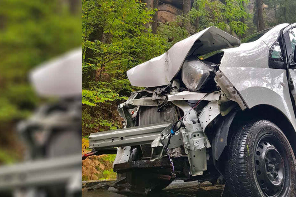 Eine Nissan-Fahrerin prallte mit ihrem Auto gegen einen Mast.