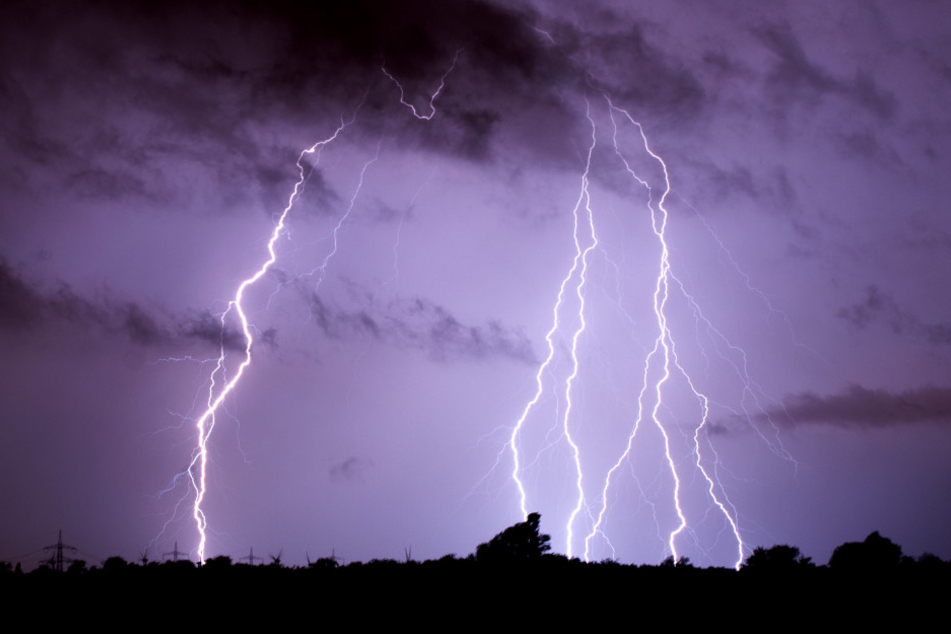 Blitze, Hagel und Sturmböen. In Niedersachsen wütete am Samstag echtes Aprilwetter.