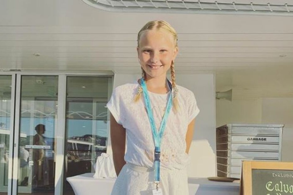 Lilly lächelt in die Kamera.