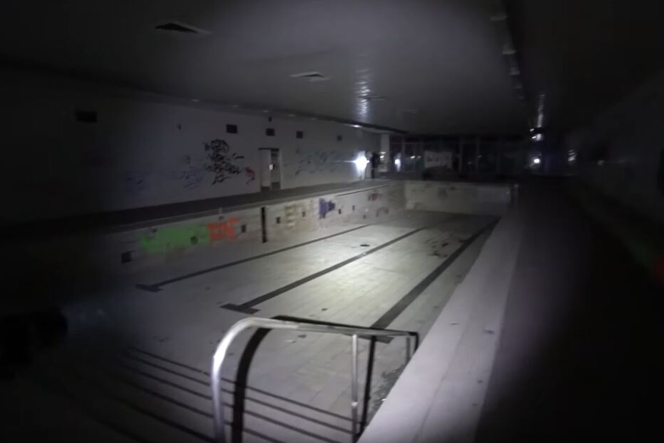 Ein großes Schwimmbad im Keller der alten DDR-Klinik.