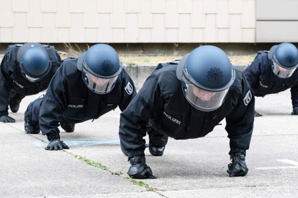 Ob Paul weiß, was auf ihn zukommt? Polizeischüler machen Liegestütz in voller Montur.